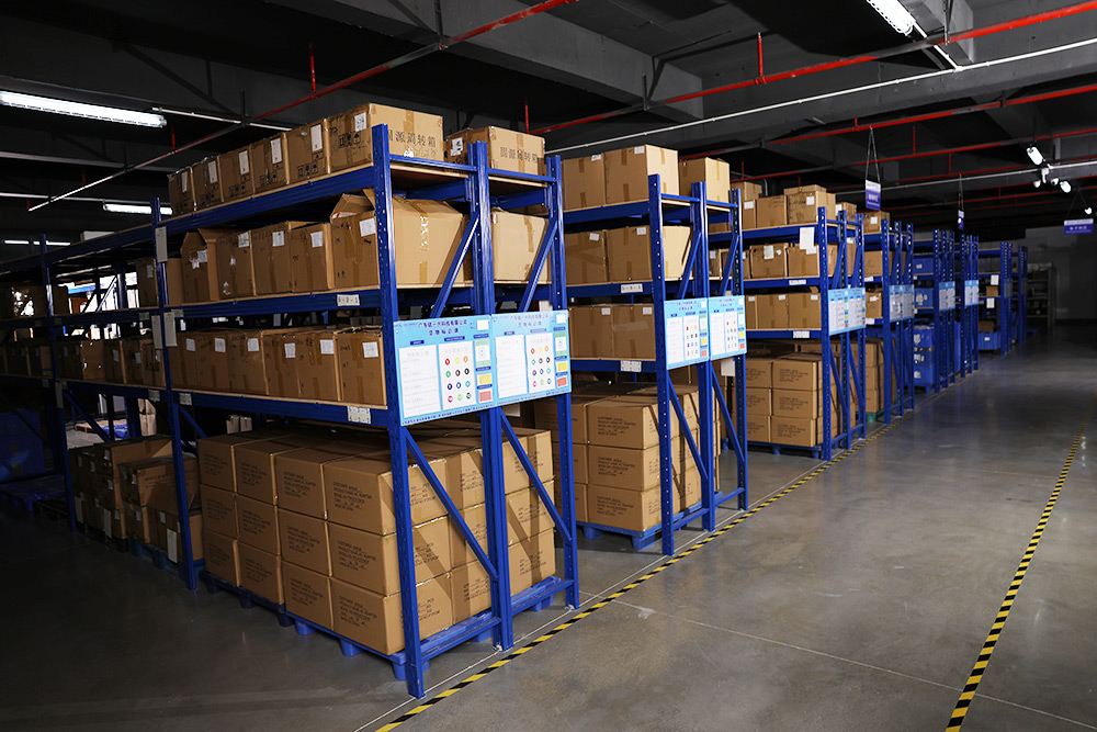 What are the advantages and disadvantages of one-stop dropshipping from overseas warehouses in the United States and direct delivery of small bags in China?